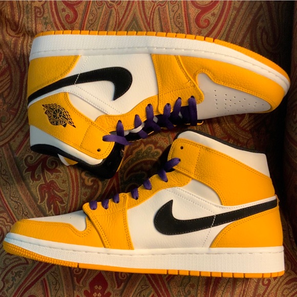 AIR JORDAN RETRO 1s “LAKERS” - Picture 5 of 6